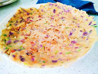早餐+紫甘蓝卷饼,刚出炉的煎饼好香啊，迫不及待的要尝一口。