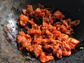香辣过瘾 肉质鲜嫩的 水煮牛肉,放入腌好的肉片、少许盐 炒到肉片变色