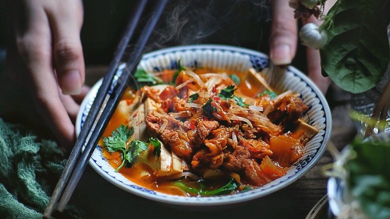 酸辣暖胃的 辣白菜豆腐锅,盛出，装入碗中，可以加几片香菜装饰一下 更好看