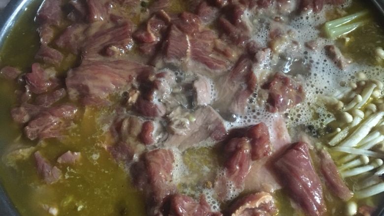 金汤嫩牛肉
,一片一片的放入嫩牛肉用锅盖小火焖7.8分钟就好啦