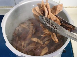 老底子的传统笋干烧肉,把高压锅里的笋干捞出