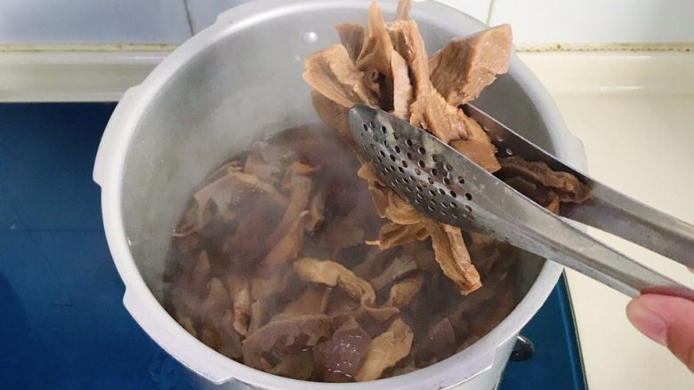 老底子的传统笋干烧肉,把高压锅里的笋干捞出