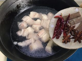 老底子的传统笋干烧肉,换水后加入香料，水位可以高出肉的位置