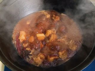 老底子的传统笋干烧肉,这时锅里的肉也煮得有模有样了