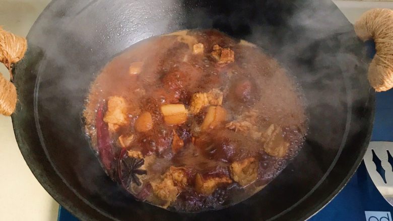 老底子的传统笋干烧肉,这时锅里的肉也煮得有模有样了
