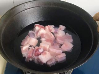 老底子的传统笋干烧肉,冷水下锅大火焯水