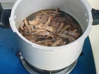 老底子的传统笋干烧肉,倒进高压锅里煮开，吹气吹10分钟