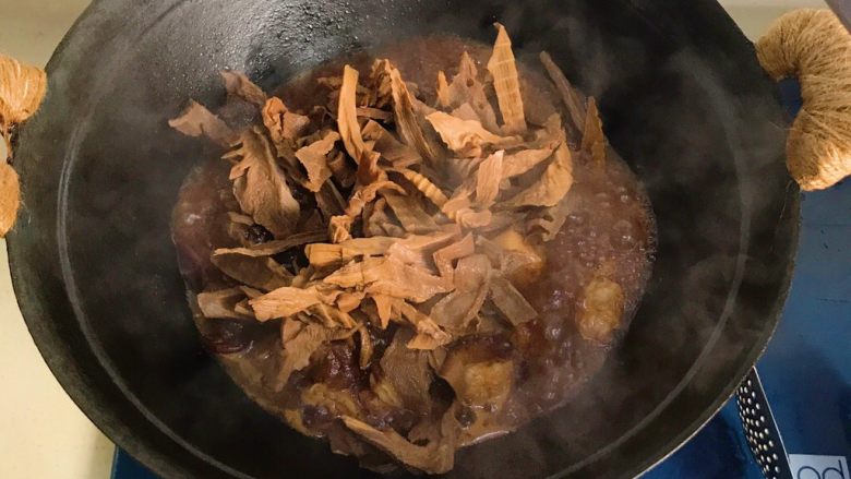 老底子的传统笋干烧肉,笋干全部放进锅里