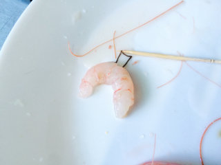 颜值在线的五彩虾仁,海虾剥壳，用牙签小心的去掉虾线。