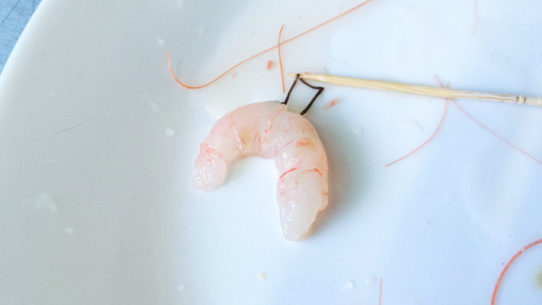 颜值在线的五彩虾仁,海虾剥壳，用牙签小心的去掉虾线。