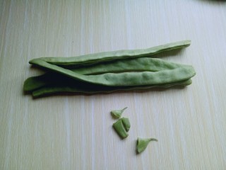 绿色美食＋香炒翠绿豆角丝,首先将豆角去根，去尖，依次做完。