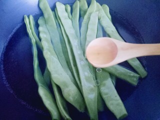 绿色美食＋香炒翠绿豆角丝,豆角焯水，水烧开后加入豆角，加入少许食用油。