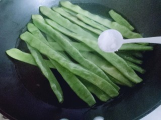 绿色美食＋香炒翠绿豆角丝,再加入少许盐，这个方法焯绿色食物会保持绿色蔬菜原有的绿色。