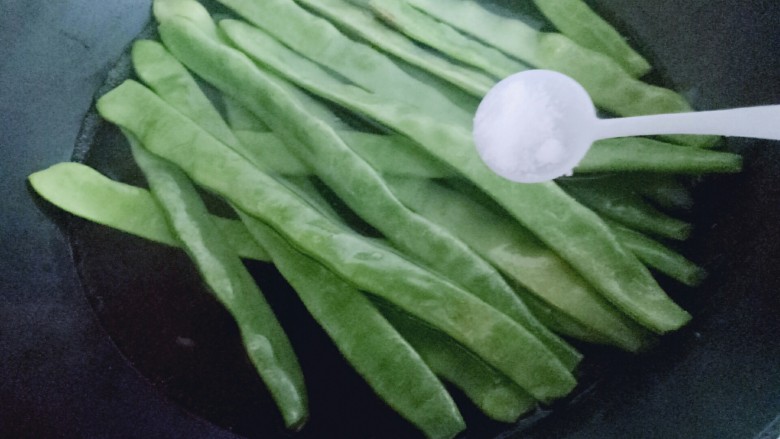 绿色美食＋香炒翠绿豆角丝,再加入少许盐，这个方法焯绿色食物会保持绿色蔬菜原有的绿色。