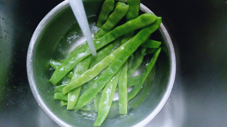 绿色美食＋香炒翠绿豆角丝,焯水后捞出立即过冷水，捞出淋干水份。