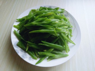 绿色美食＋香炒翠绿豆角丝,全部切好的豆角丝装入盘中备用。