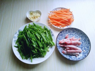 绿色美食＋香炒翠绿豆角丝,所有食材准备完成。