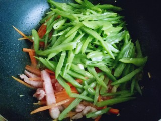 绿色美食＋香炒翠绿豆角丝,再加入豆角丝，翻炒均匀，炒至豆角断生即可。