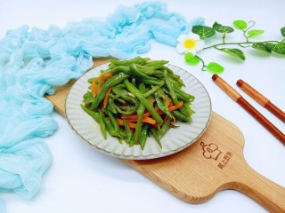绿色美食＋香炒翠绿豆角丝,装盘可以食用。