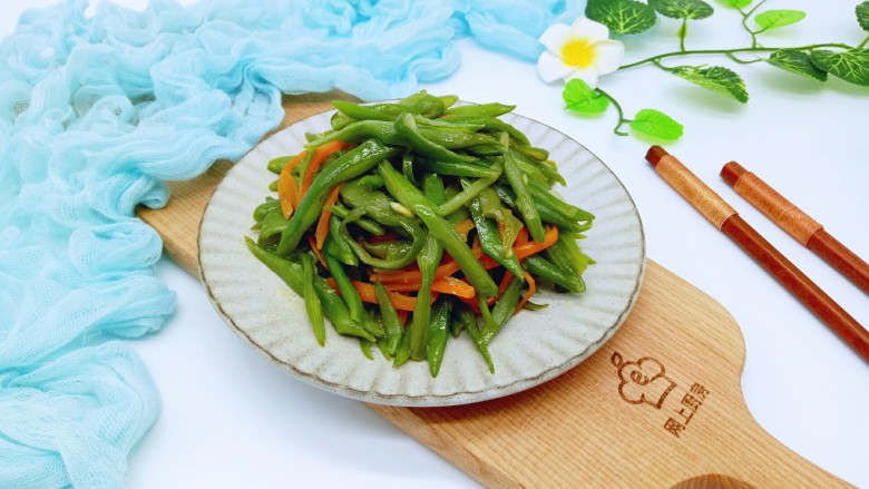 绿色美食＋香炒翠绿豆角丝,装盘可以食用。