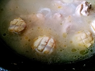鲍鱼番鸭汤,加入鲍鱼，大火煮10分钟，起锅，加入盐调味。