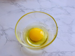 炸鸡柳,鸡蛋打入碗里