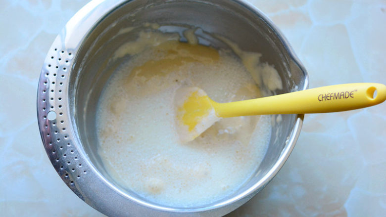 原味甜甜圈,牛奶和玉米油混合物倒入到蛋糊里面