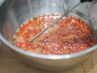 夏至面,继续观察温度计，
待油温下降到130左右的时候，
倒入装有纯辣椒面的碗里。