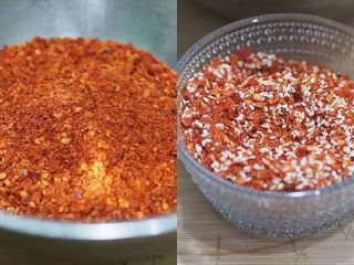 夏至面,辣椒面分成两半，一半和芝麻混合。
注意，盛放纯辣椒面的容器需要耐高温材质。