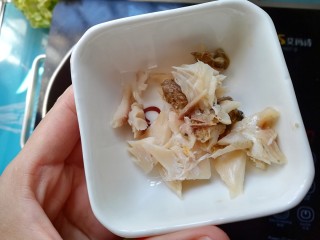 香菇鲫鱼汤粥,煮粥的过程将鲫鱼的鱼腹中的肉取出，去除鱼刺，倒入锅中煮1分钟