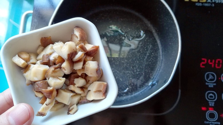 香菇鲫鱼汤粥,起锅热油，倒入香菇爆香