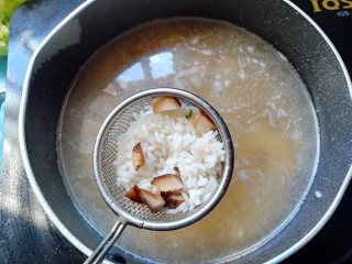 香菇鲫鱼汤粥,再加入提前泡软的大米煮15分钟左右即全部软香