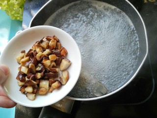 香菇鲫鱼汤粥,鲫鱼汤煮20分钟后加入爆香的继续熬煮10分钟