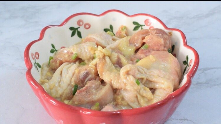 腐乳蒸鸡,把腌制好的鸡肉放入蒸碗中