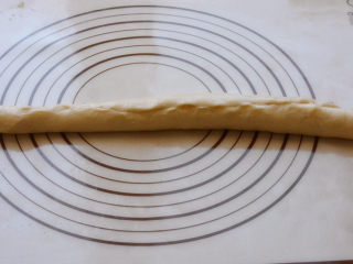 淡奶油老式面包,擀好的面片，从下往上卷起来，成一个长条状，把收口的地方捏紧