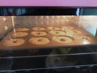 双色甜甜圈海绵蛋糕,放入预热好的烤箱中层175度烤20分钟