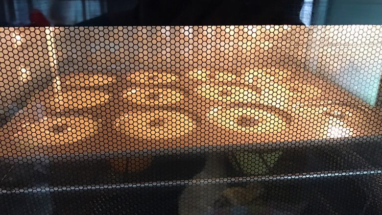 双色甜甜圈海绵蛋糕,放入预热好的烤箱中层175度烤20分钟