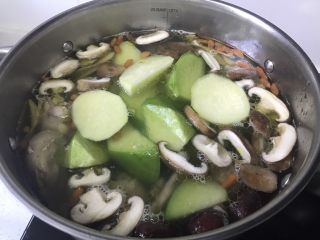 #绿色美食#萝卜鸡汤,萝卜洗净切块放入锅中，萝卜皮其实可以不用去掉，营养价值很高。