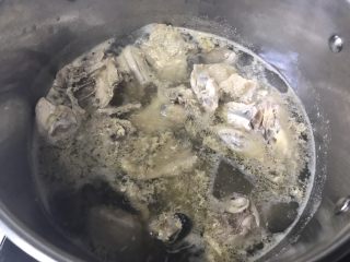 #绿色美食#萝卜鸡汤,鸡切块洗净，放入冷水锅中，大火加热至完全沸腾，焯水