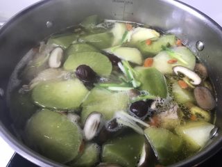 #绿色美食#萝卜鸡汤,小火慢炖20分钟，萝卜熟软即可撒盐和葱。