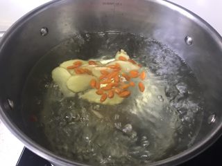 #绿色美食#萝卜鸡汤,大锅中倒入水八分满，放入姜片枸杞红枣，大火烧开，红枣需要对半切开。