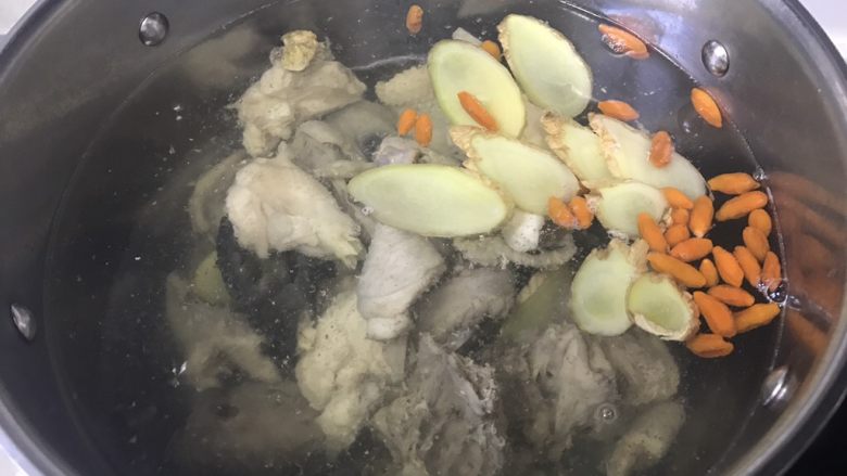 #绿色美食#萝卜鸡汤,放入洗干净的鸡块。