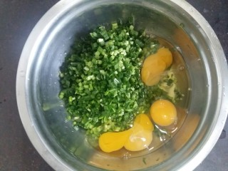 #绿色美食#韭菜鸡蛋饼,打入三个鸡蛋。
