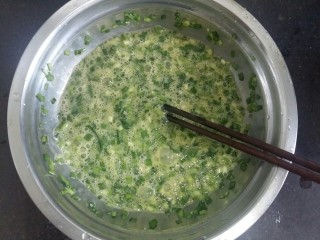 #绿色美食#韭菜鸡蛋饼,把鸡蛋和韭菜混合搅拌均匀。