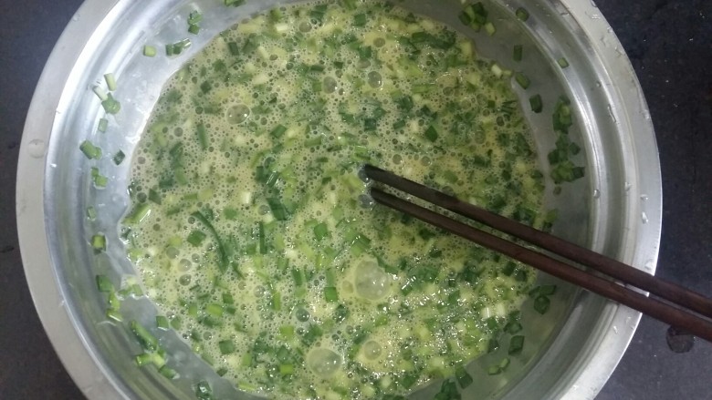 #绿色美食#韭菜鸡蛋饼,把鸡蛋和韭菜混合搅拌均匀。