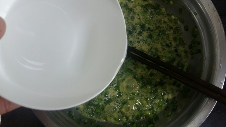 #绿色美食#韭菜鸡蛋饼,倒入半碗水，稀释一下蛋液，这样做出来的蛋饼更软，而且还会多。