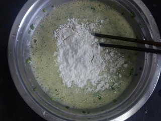 #绿色美食#韭菜鸡蛋饼,少量多次加入面粉，一边加一遍搅拌。
