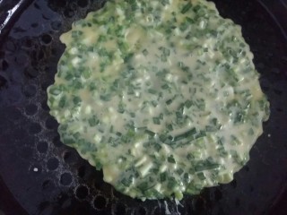 #绿色美食#韭菜鸡蛋饼,电饼铛刷一层菜籽油，倒入两勺面糊，快速摊平。