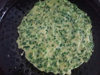#绿色美食#韭菜鸡蛋饼,两面各煎1分钟即可。