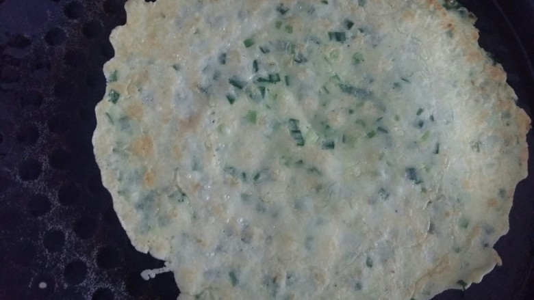 #绿色美食#韭菜鸡蛋饼,饼的底部可以移动，边缘翘起来，就可以翻面了。